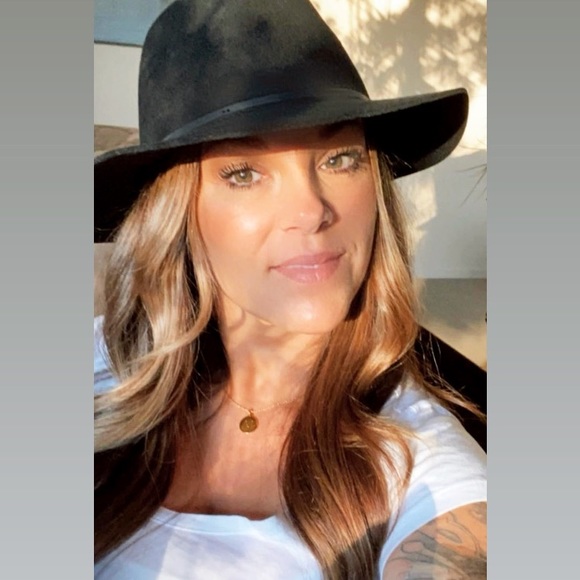 Hiiii!! Welcome to my closet!! 🙋🏻♀️ - Picture 1 of 7